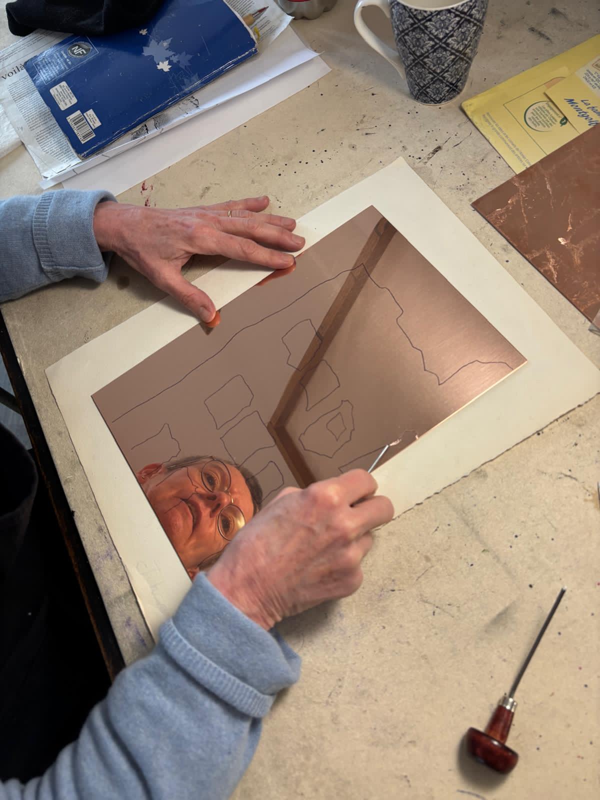 Portrait de l'artiste FHA en train de graver